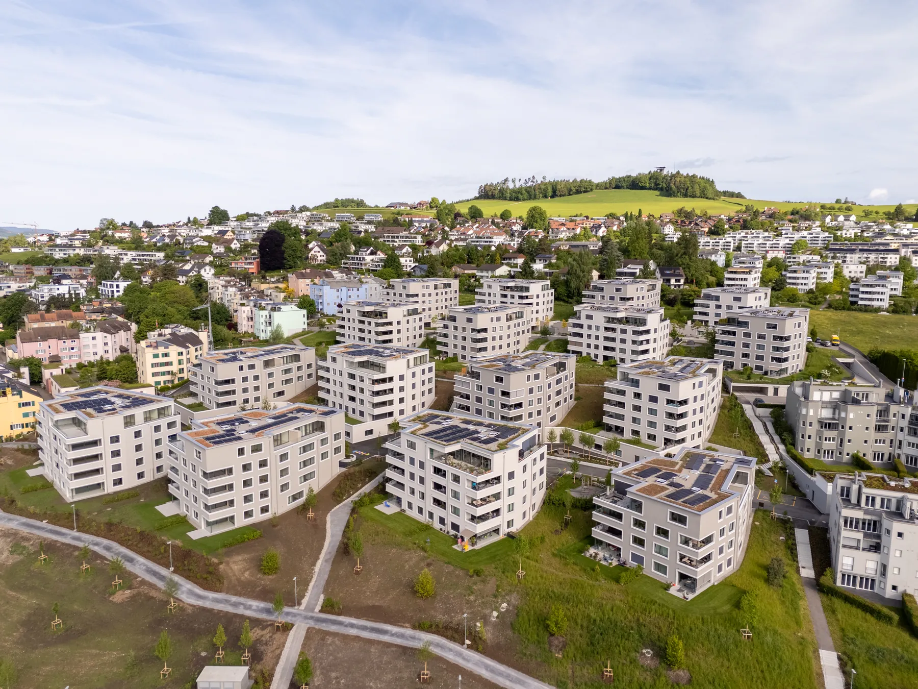 Neubausiedlung mit mehreren Mehrfamilienhäusern aus der Luft