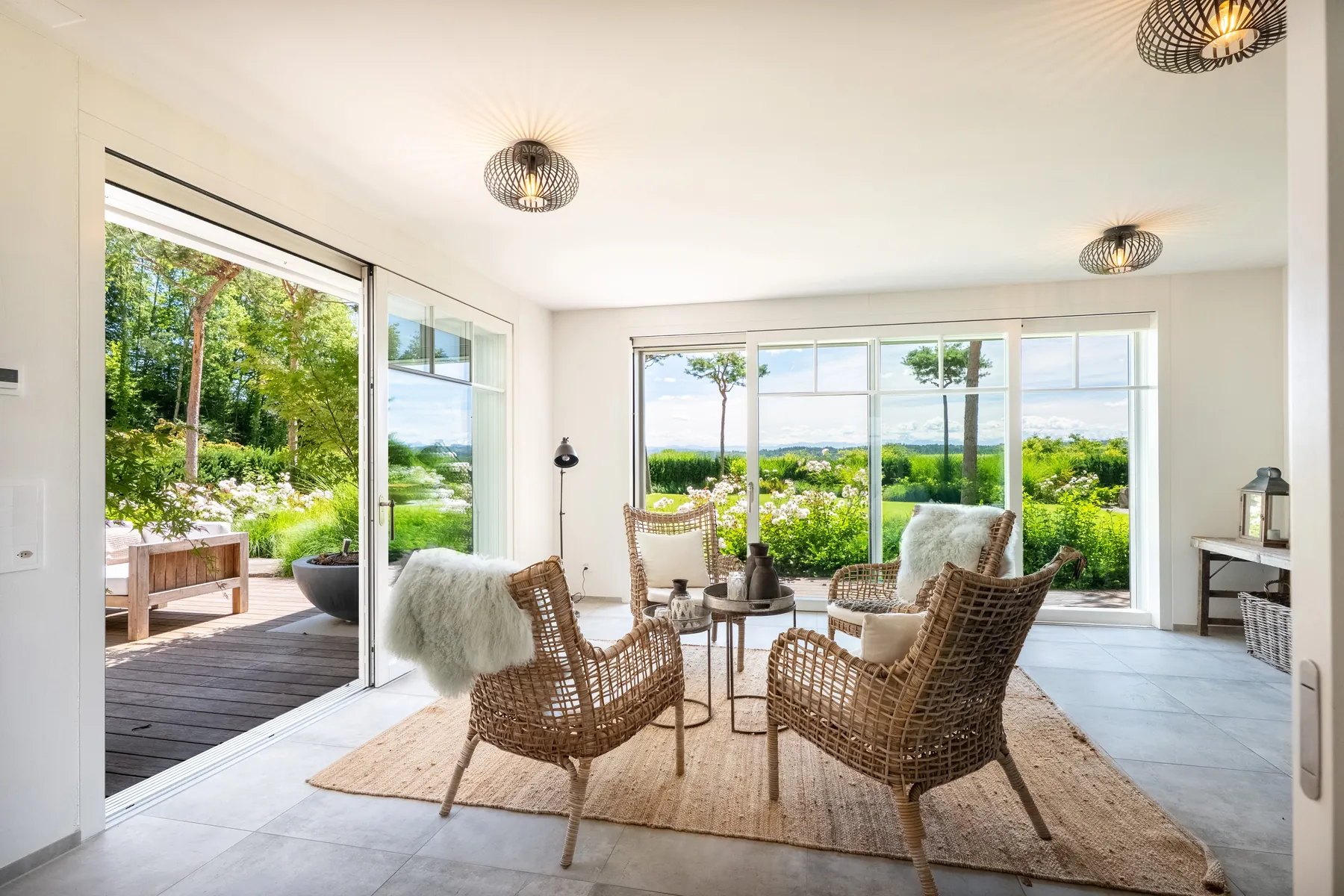 Wohnzimmer mit offener Schiebetür zur Gartenterrasse