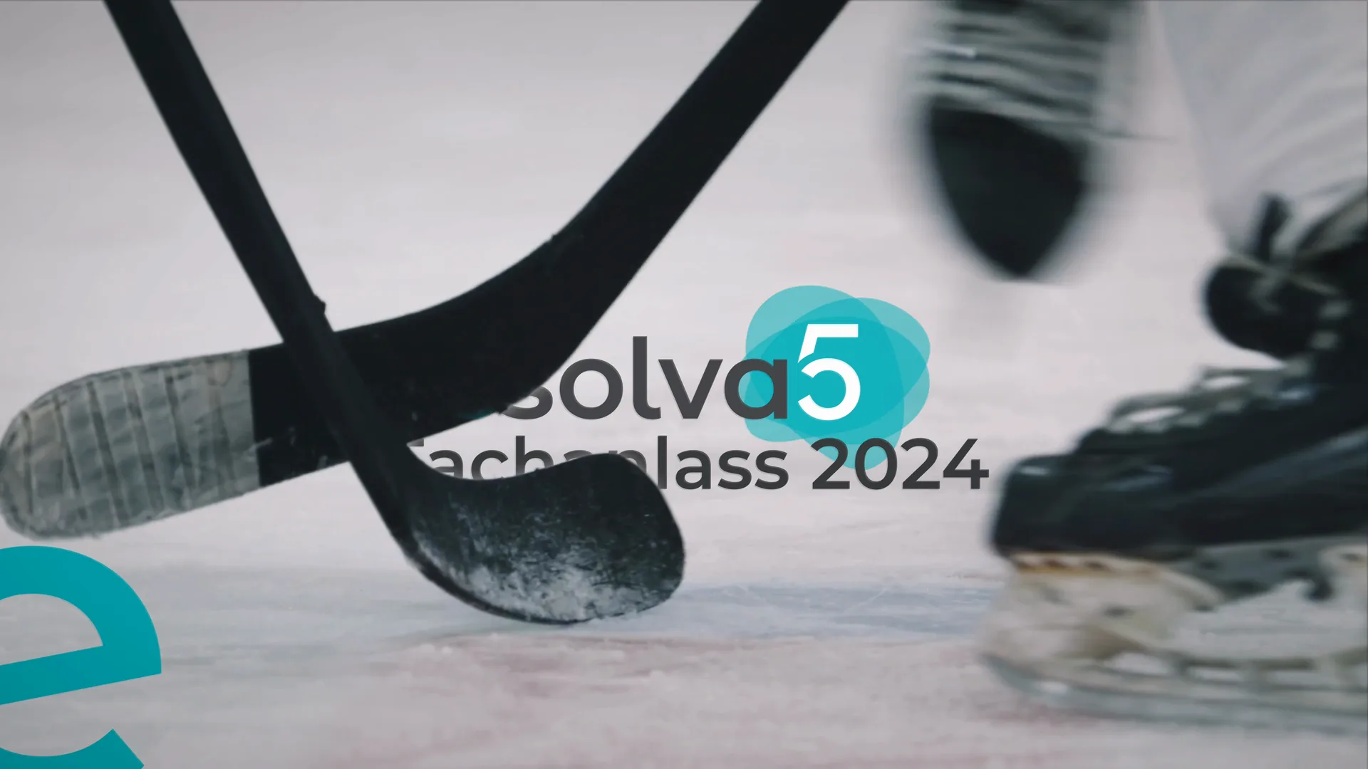 Eishockeyschläger und Schlittschuh auf dem Eis, Titel des esolva-Fachanlasses