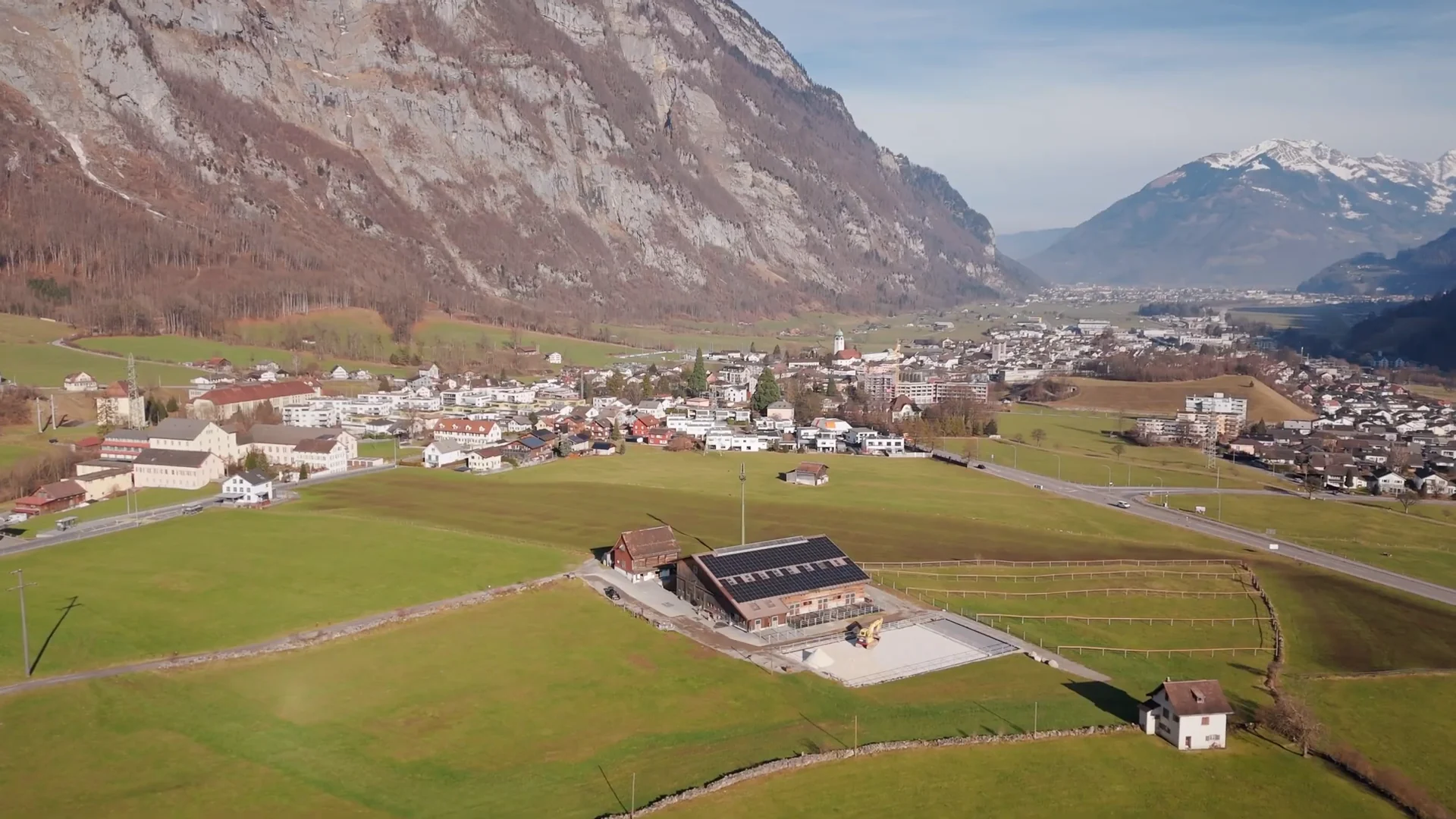 Luftaufnahme eines Batterie-Energiespeichers im Bau