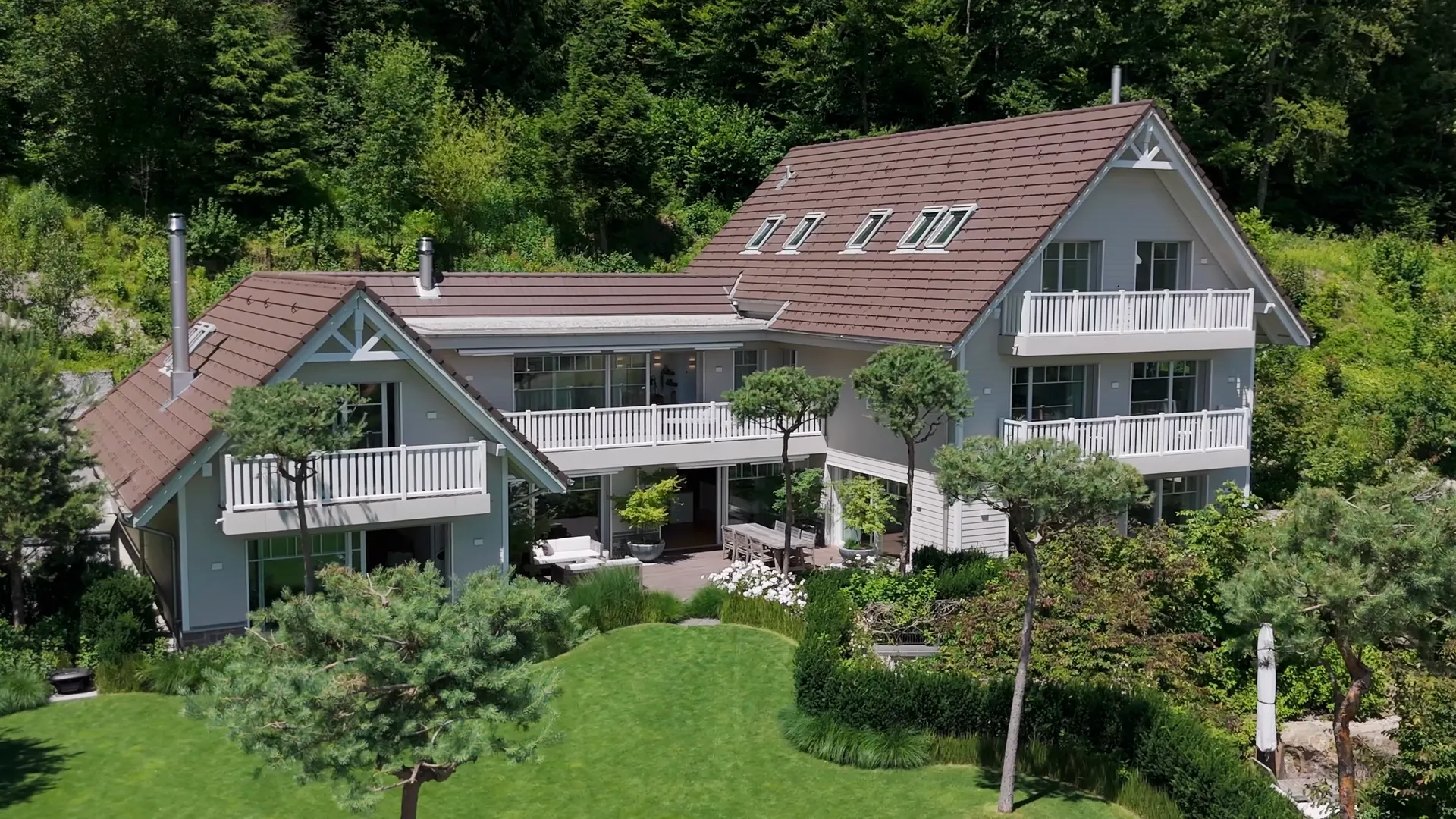 Landhaus mit Garten und Weiher aus der Luft