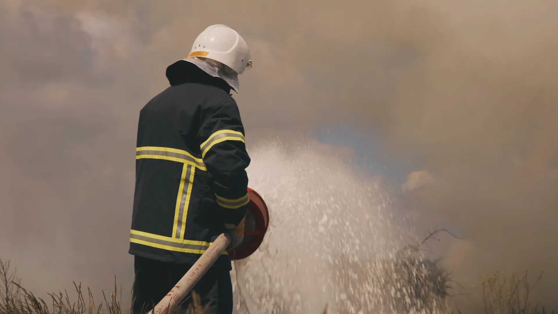 Einsatzkraft der Feuerwehr im Rauch